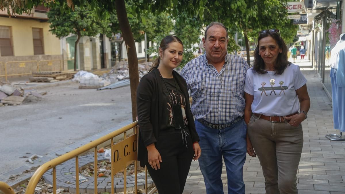 Pilar, Manolo y Paqui, comerciantes afectados por las obras en la avenida de la Viñuela