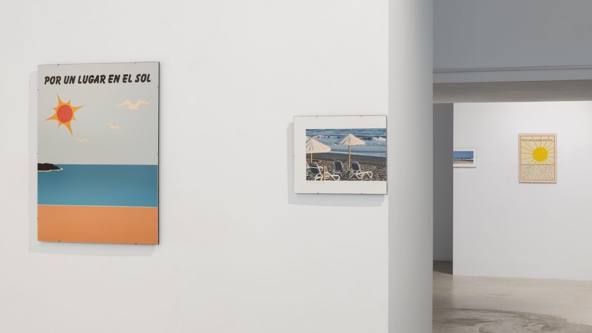 Irene de Andrés confronta carteles, fotografías, vídeos y souvenirs para seguir la evolución de ambos complejos desde su nacimiento hasta el presente.
