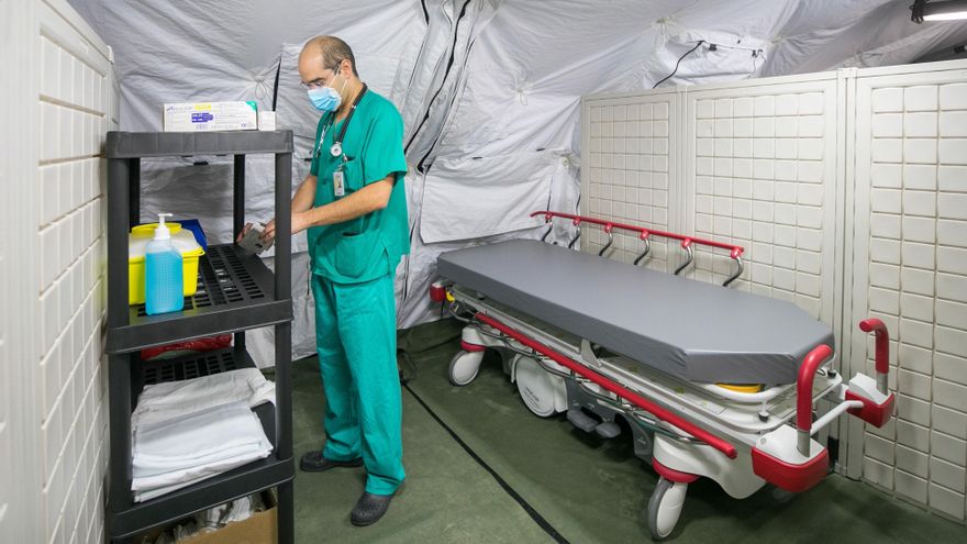 El Hospital Clínico de Zaragoza ha puesto en marcha este lunes la carpa auxiliar de urgencias que se instaló en su aparcamiento en agosto. EFE/Javier Cebollada