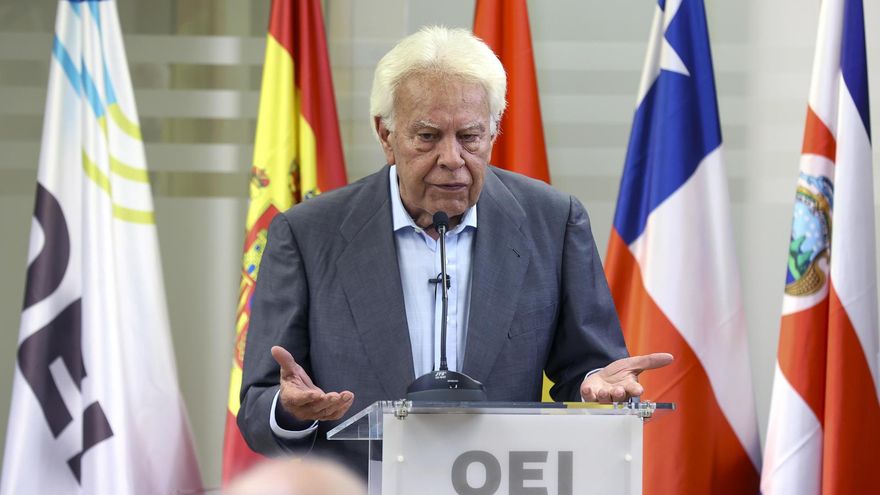 El expresidente del Gobierno, Felipe González, interviene durante el acto en el que recoge el Premio Ana Frank.