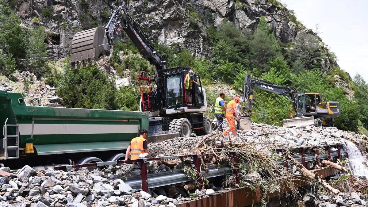 Operarios trabajan en uno de los puntos donde se han registrado derrumbes.
