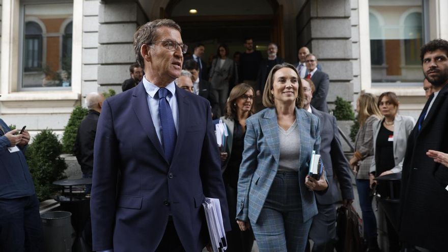 Alberto Núñez Feijóo y Cuca Gamarra a su llegada al pleno de investidura de Sánchez.