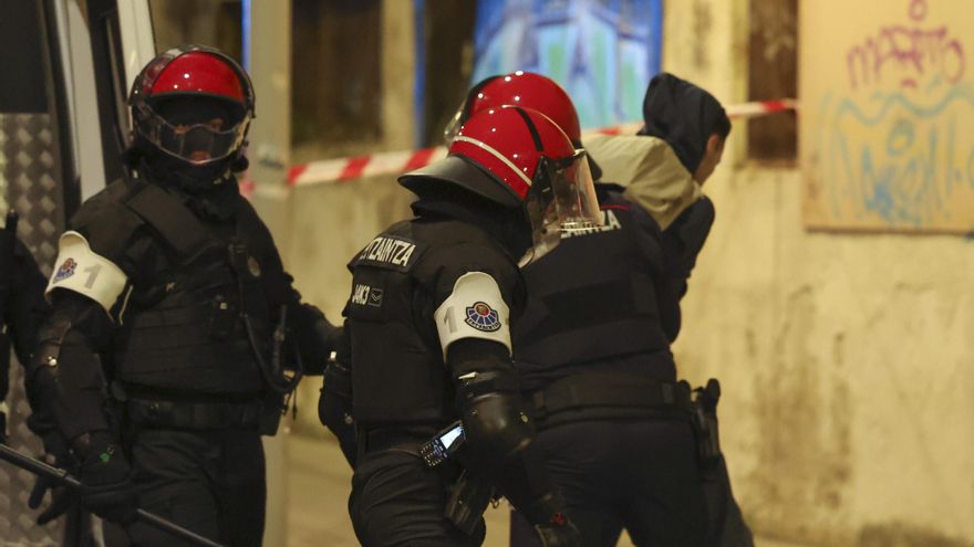 El joven que perdió un testículo en el desalojo del 'gaztetxe' de Rekalde denunciará a la Ertzaintza: "Fue un abuso de poder"