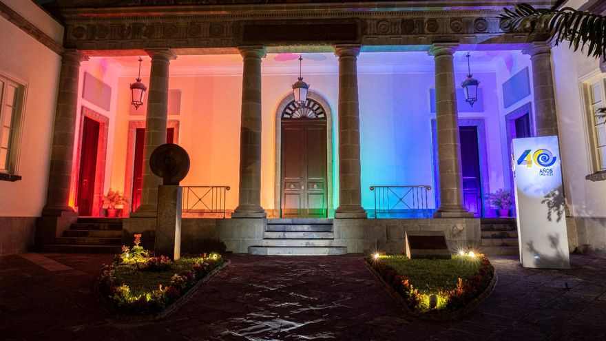 Parlamento de Canarias iluminado con los colores del arcoíris.
