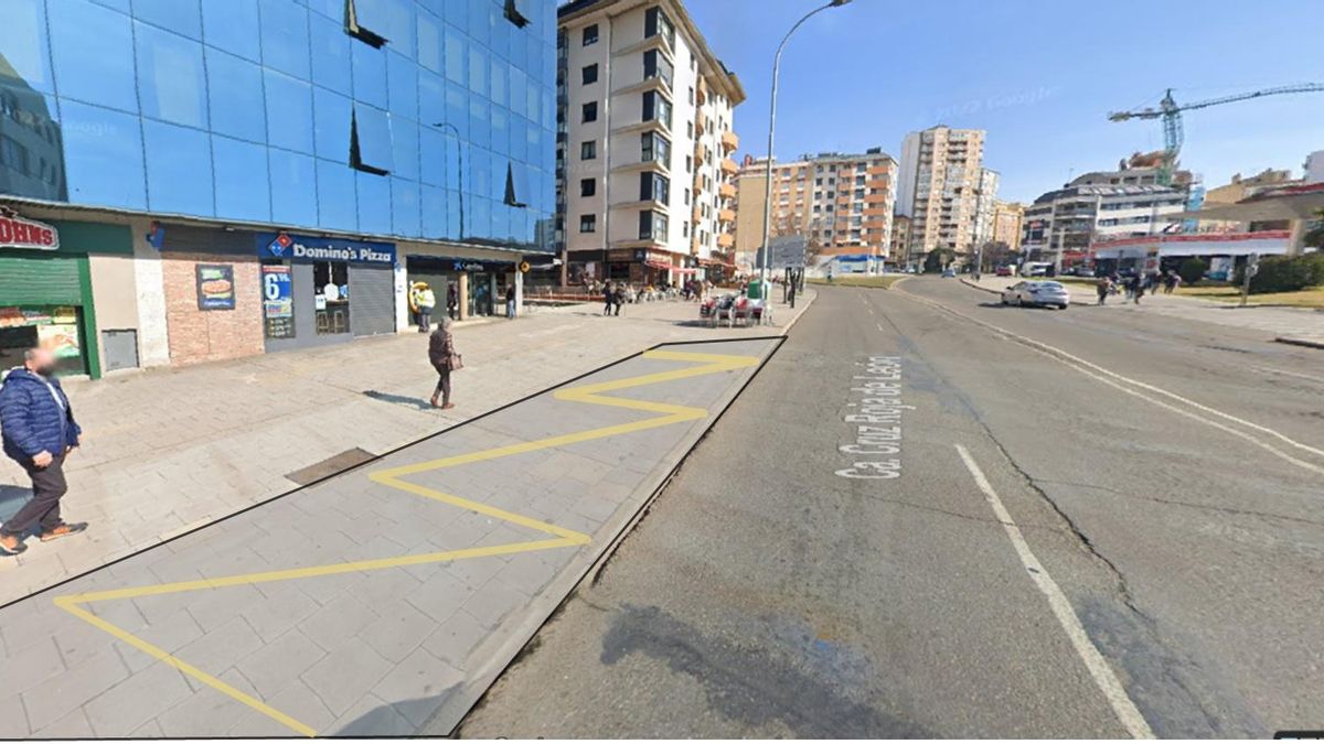 El PP de León pide una zona de aparcamiento 'temporal' encima de la acera al lado de la rotonda del Edificio Europa.