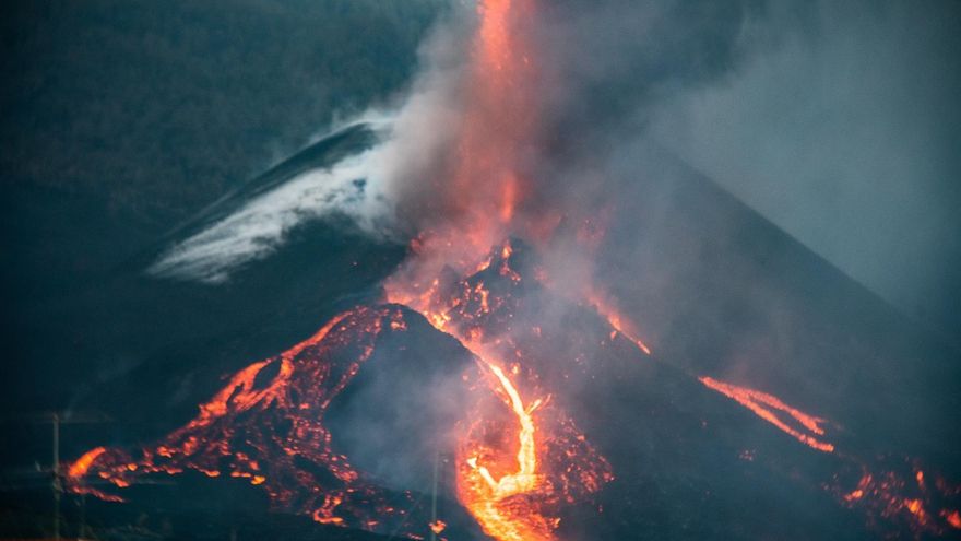 Colada de lava por el cono secundario del volcán de La Palma.