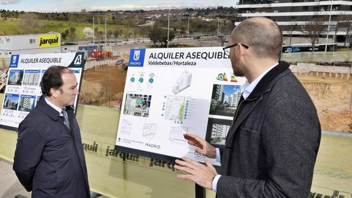 El delegado de Urbanismo, Borja Carabante (izda) visita una promoción de viviendas con cesión de suelo