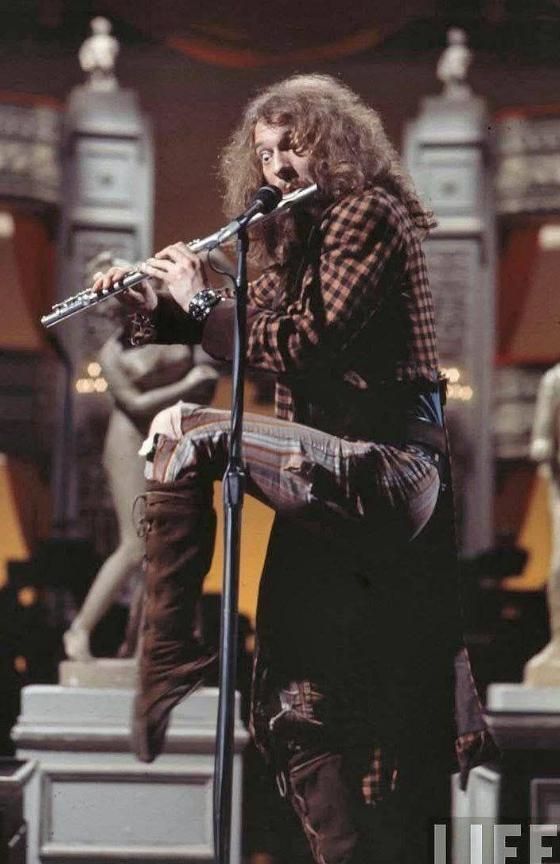 Ian Anderson, de Jethro Tull, en su postura característica al tocar la flauta.