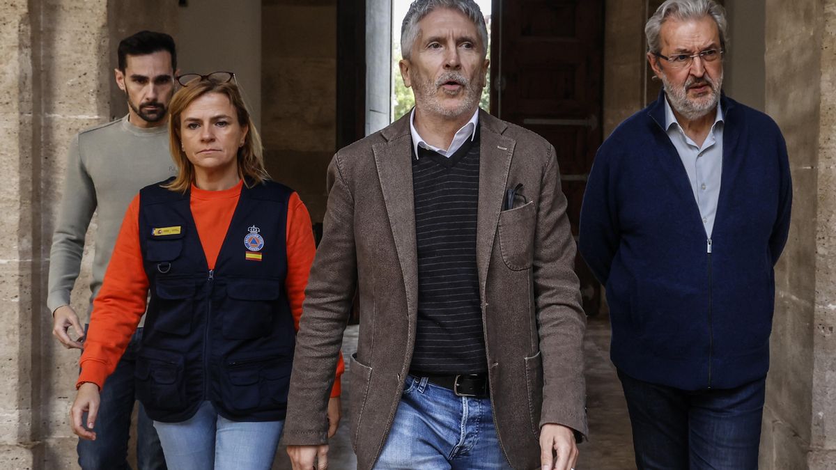 Imagen de archivo del ministro del Interior, Fernando Grande-Marlaska (2d), y la delegada del Gobierno en la Comunidad Valenciana, Pilar Bernabé (2i), a su salida de una reunión de CECOPI.