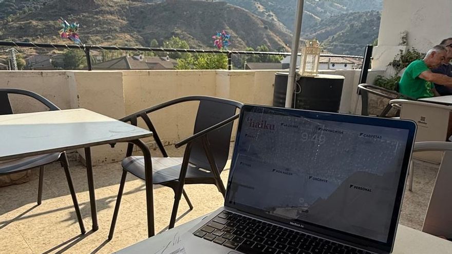 La terraza del bar de Mainar donde trabaja Lorena, con una torta que le han hecho en la panadería