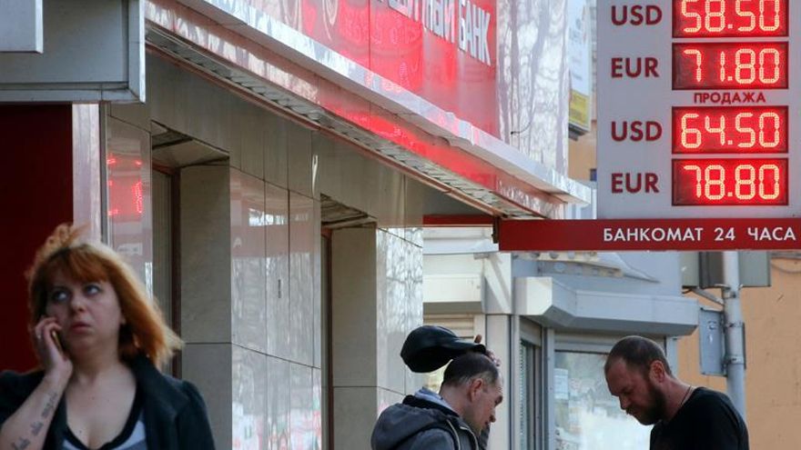 El rublo se desploma en la apertura de la bolsa de divisas de Moscú