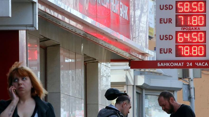 El rublo se desploma en la apertura de la bolsa de divisas de Moscú