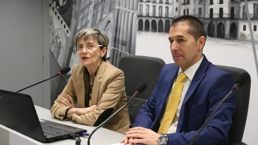 La concejala Ana Franco y el gerente de Aguas de León, Manuel Salas.