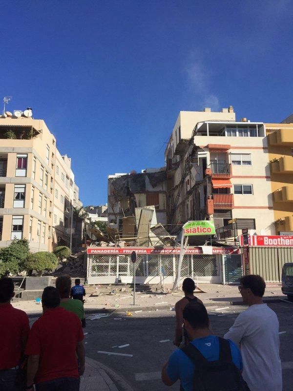 Un edificio se derrumba en los Cristianos Foto: (@CopeCanarias)