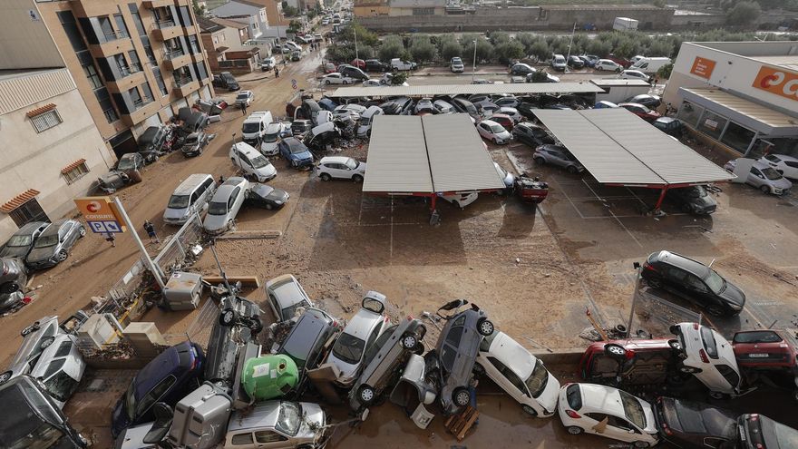 Vista general de varios vehículos dañados en Paiporta, tras las fuertes lluvias causadas por la DANA