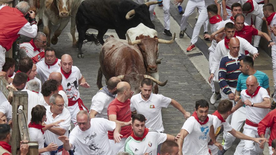 Primer encierro de los Sanfermines 2023, con toros de La Palmosilla.