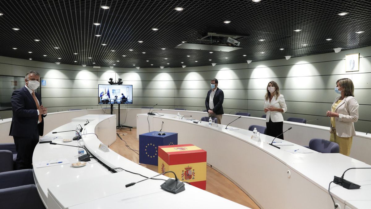 El presidente del Gobierno de Canarias, Ángel Víctor Torres, durante su reunión con la ministra de Trabajo, Yolanda Díaz, en Madrid.