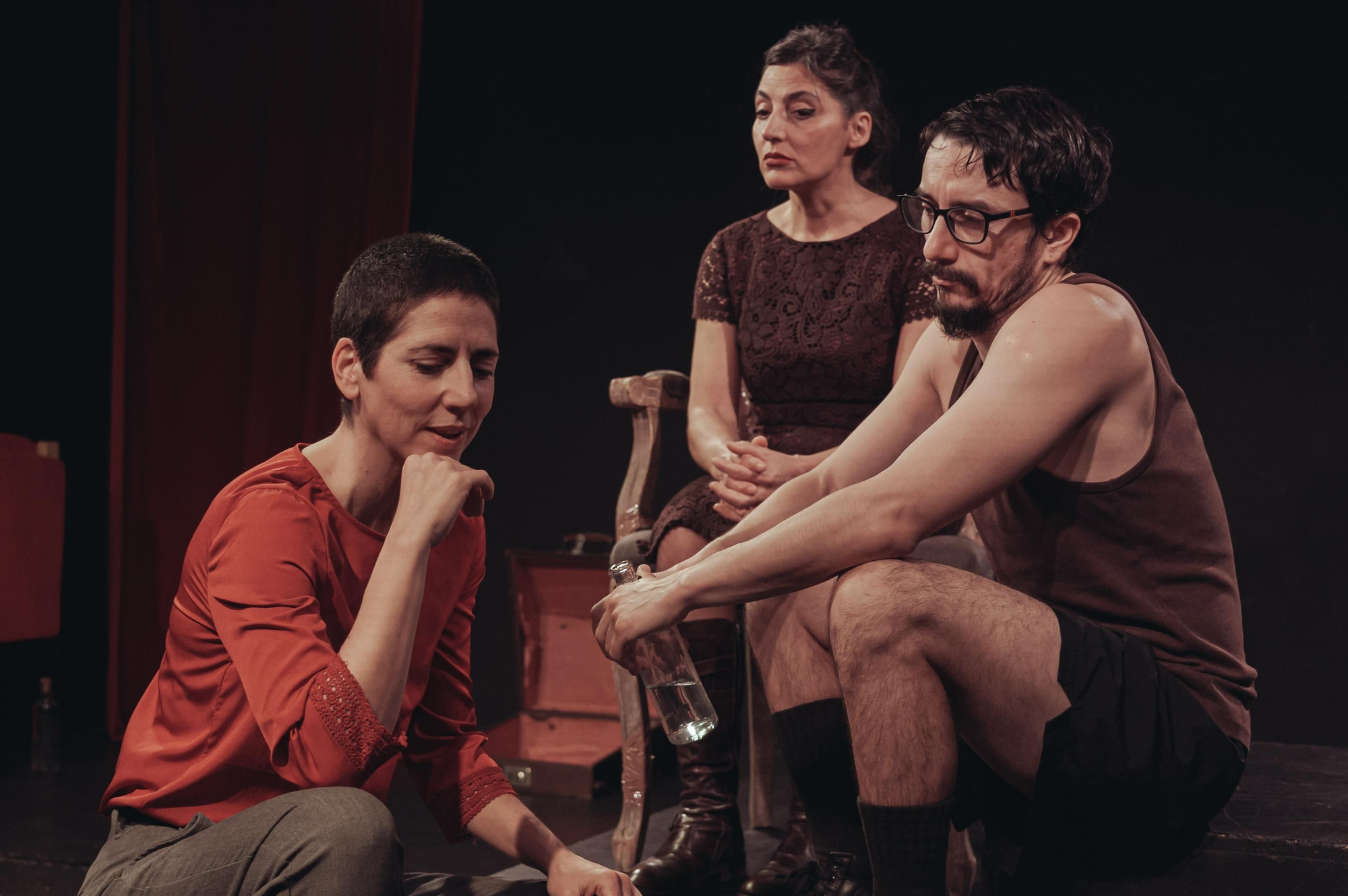 Marta Cuenca en primer plano, David Hernández Vargas y Julia González Rico en un momento de la obra