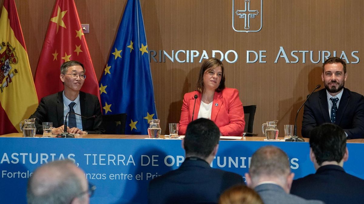Foro entre China y Asturias, con el embajador de la República China en España, Yao Jing,  y la vicepresidenta del Principado, Gimena Llamedo (c)