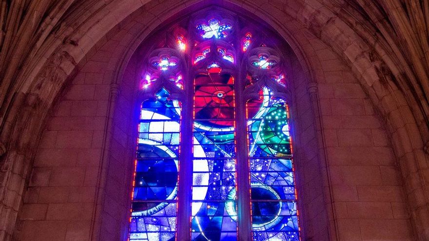 달의 조각이 구조물에 통합되어 있고 다스 베이더가 새겨진 것은 전 세계에서 유일한 건물입니다.