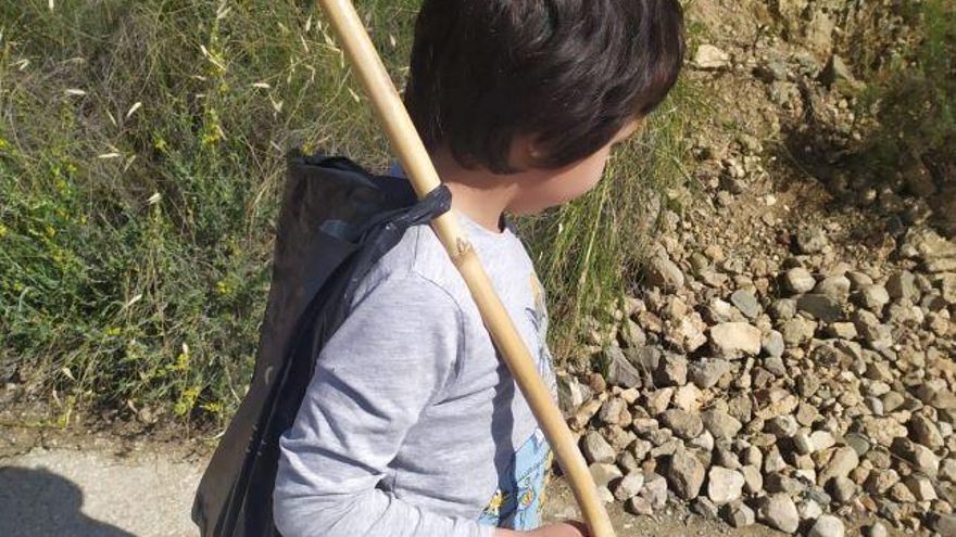 Ilias, bolsa de pan al hombro, camino del pantano para dar de comer a los peces