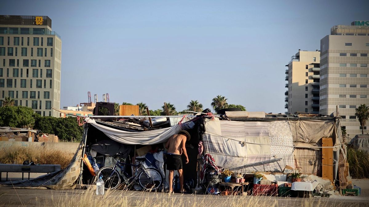 Una chabola del circuito en el barrio del Grao, donde se une el puerto y el río, cerca de la Malvarrosa