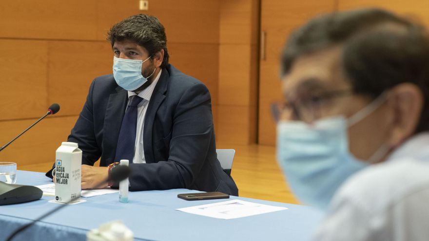 El presidente de la Comunidad junto al consejero de Salud, este lunes, en la reunión del Comité de Seguimiento para la COVID
