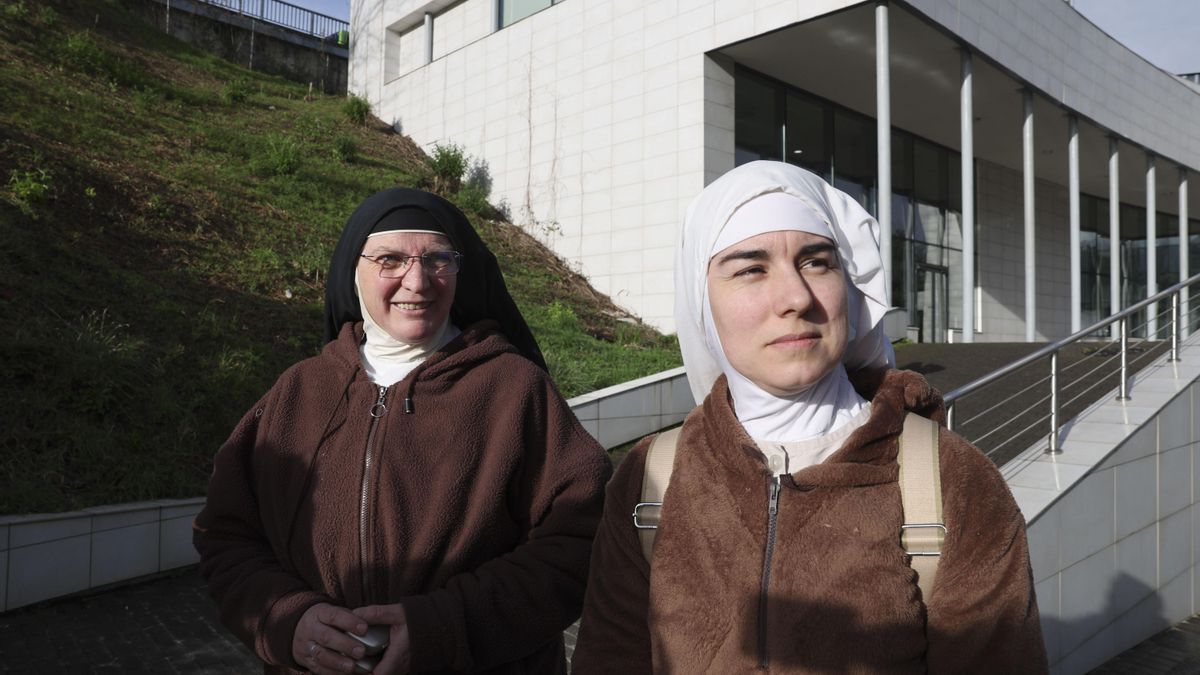 Las hermanas Sor Berit (d) y Sor Alba, (i) este lunes en las cercanías del hospital Bilbaíno de Basurto.