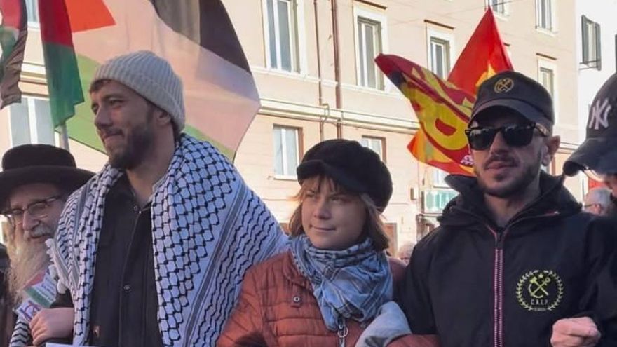 José Nivoi, con un integrante de colectivos de judíos antisionistas de EEUU, con Thiago Avila y con Greta Thunberg, en Génova, hace dos semanas