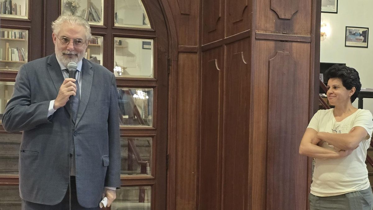 El embajador de España en Jordania, José Luis Pardo, inaugura la exposición Menú de gaza. A la derecha, Linda Al Khoury, directora del Festival de la Imagen de Amán.