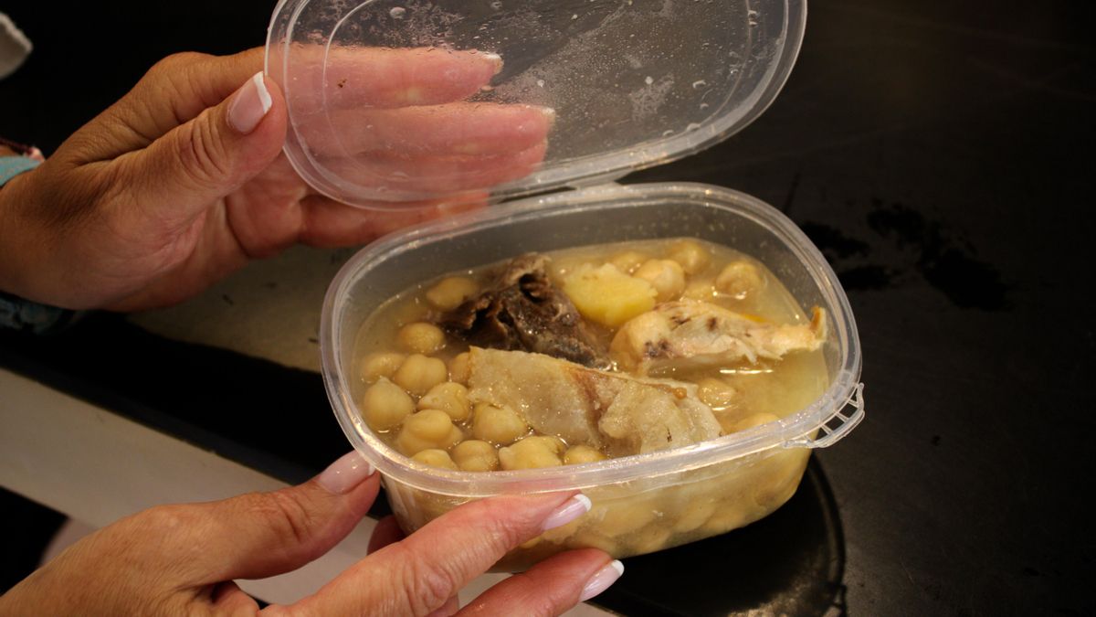 Uno de los platos de puchero casero que ofrecen en La cocina de Águeda, en la plaza de la Alfalfa, en Sevilla.