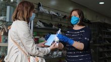 El Ayuntamiento de Villanueva de la Serena reparte geles hidroalcohólicos y mascarillas a las empresas que han abierto sus puertas