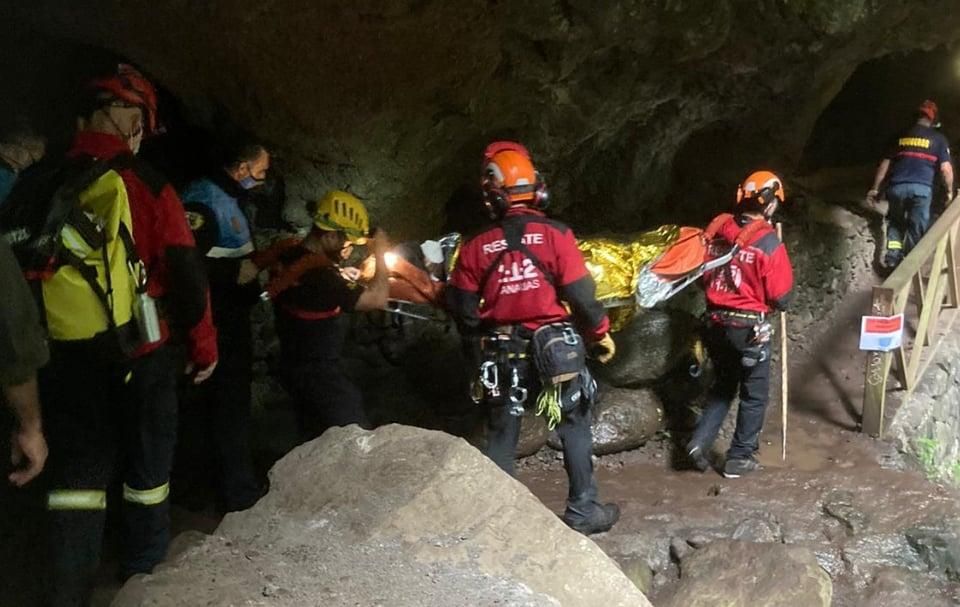 Dispositivo de emergencia con el herido. BOMBEROS LA PALMA