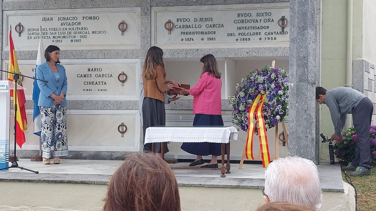 La esposa y las hijas de José Luis Casado Soto introducen sus restos en el Panteón de Personas Ilustres de Santander.