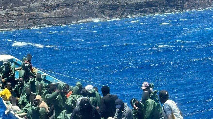 Cayuco llegado al puerto de La Restinga, en El Hierro