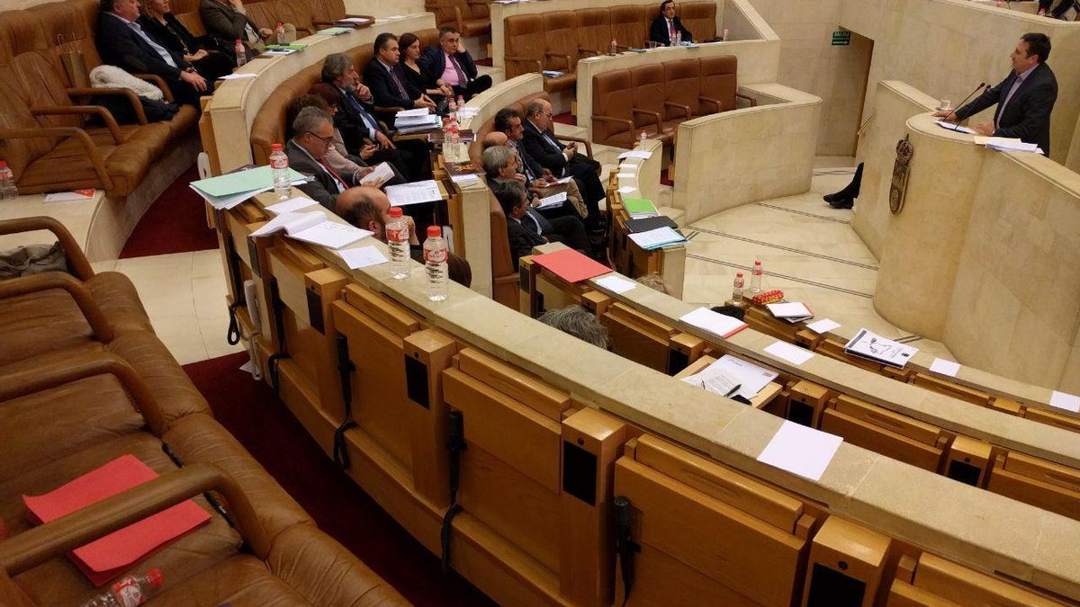 El hemiciclo se ha quedado semivacío tras la marcha de los diputados de Podemos, Cs y parte del PP.