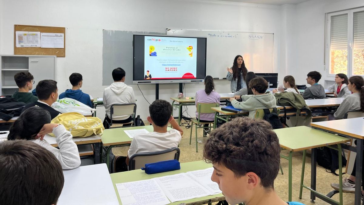 Clase impartida en un centro educativo con Cibervoluntarios.