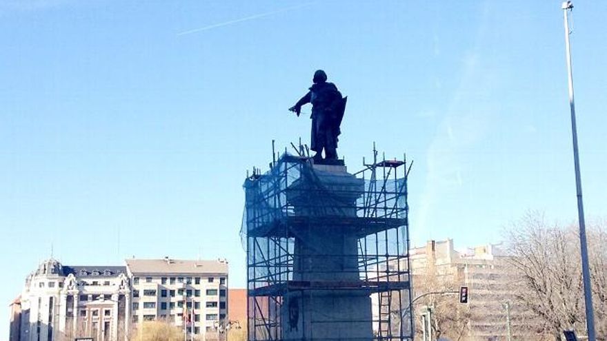 Los operarios retirando los andamios tras la limpieza de la Estatua de Guzmán en León.