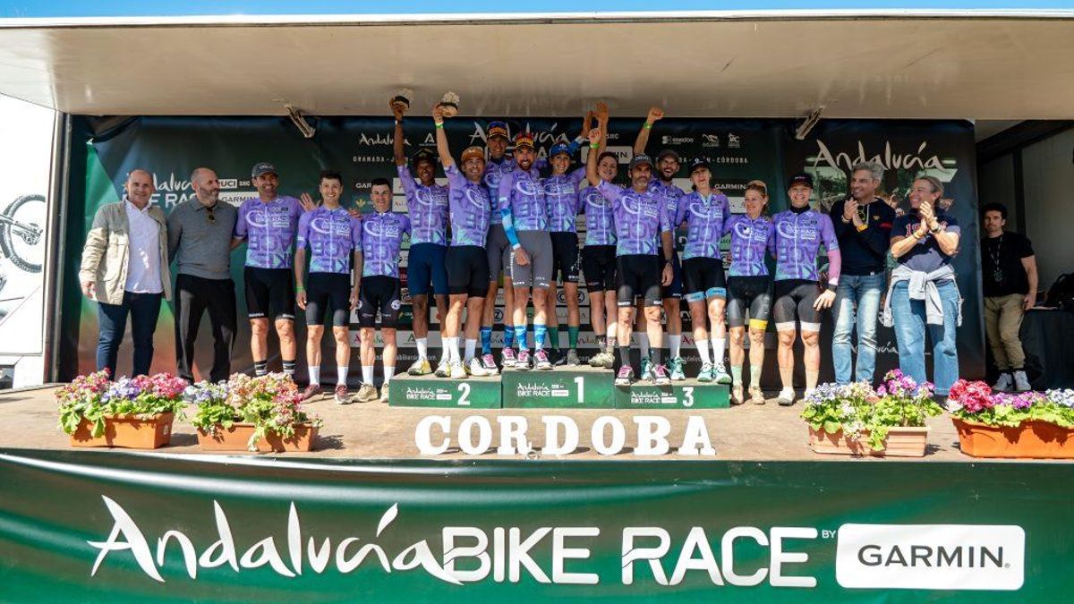 Podio final de la Andalucía Bike Race 2026