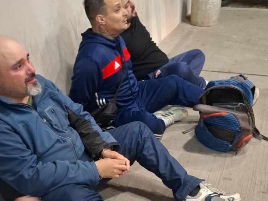 Los tres enfermeros detenidos y esposados la madrugada del 30 de octubre.