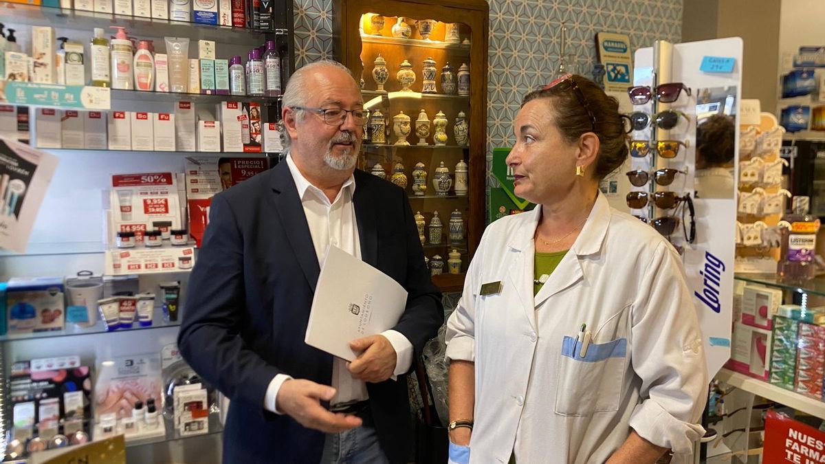 Jesús López visita la farmacia del barrio