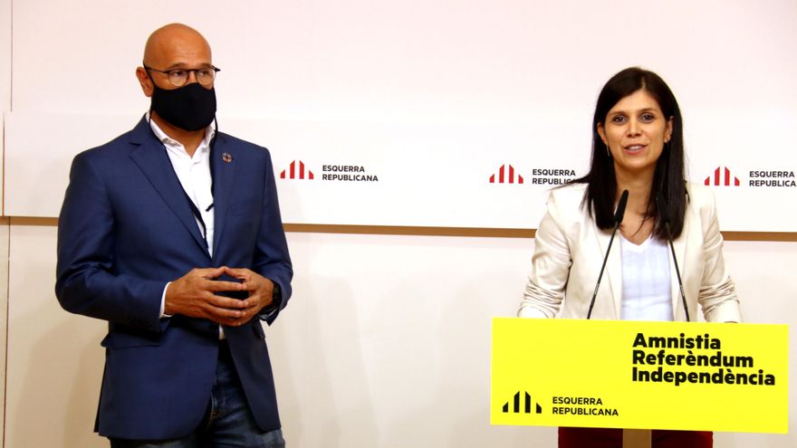 La portavoz de Esquerra, Marta Vilalta, en rueda de prensa con Raül Romeva en la sede de los republicanos