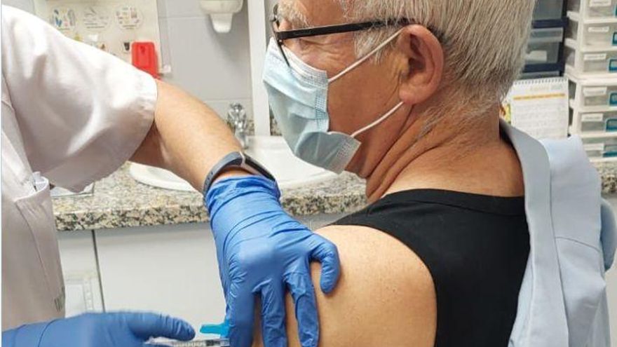 Los residentes extranjeros de forma legal en Canarias y sin tarjeta sanitaria pueden ser citados para vacunarse