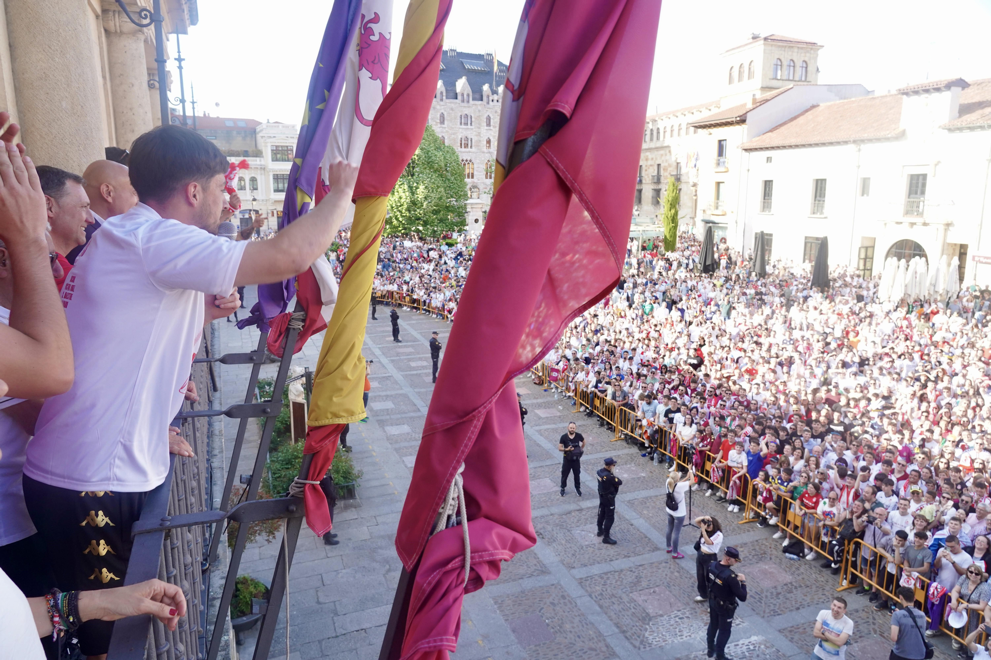 La Cultural recibe el homenaje del Ayuntamiento de León y un baño de masas de aficionados por su ascenso a Segunda