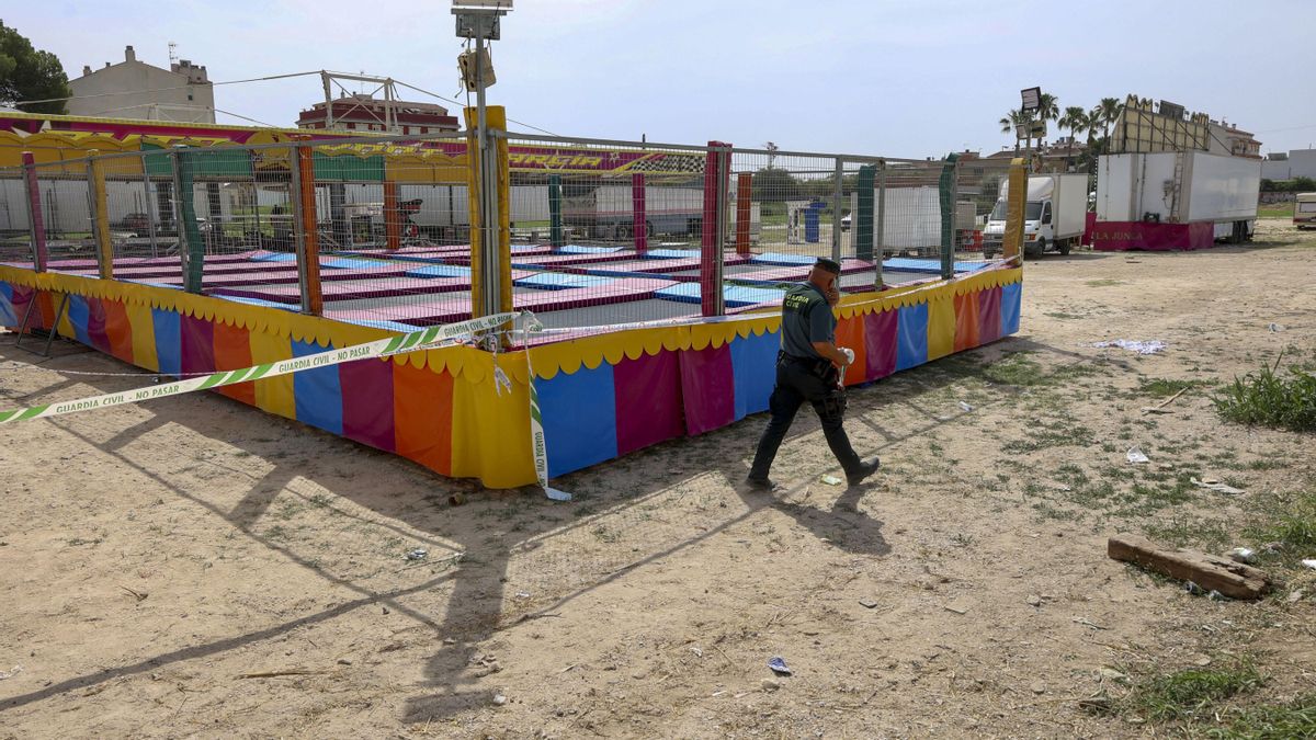Un agente de la Guardia Civil precinta este domingo las camas elásticas del recinto ferial de la pedanía murciana de Alquerías después de que una niña de dos años falleciera la madrugada del sábado al domingo al recibir una descarga eléctrica. EFE/ Juan Carlos Caval