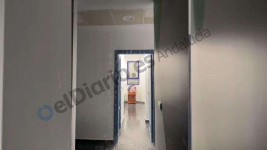La rotura de una cañería provoca una inundación en un ambulatorio de Jaén remodelado hace un mes