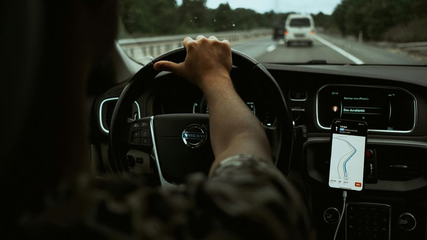 Cómo usar el manos libres en el coche: normativa, excepciones y multas