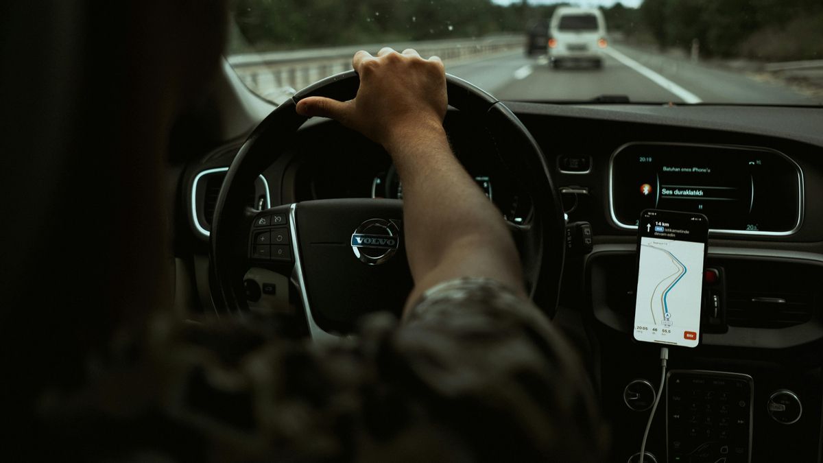 ¿Se puede usar el manos libres en el coche? Normativa, excepciones y multas