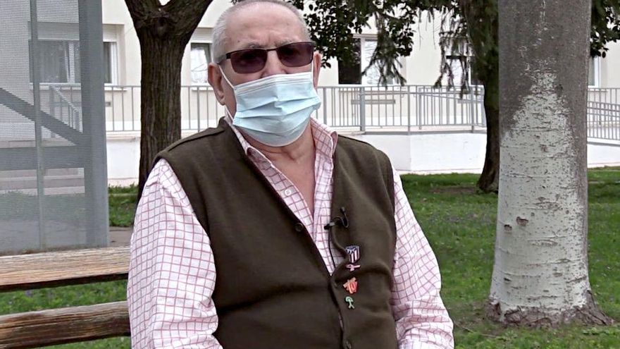 Manuel, residente de 88 años vacunado