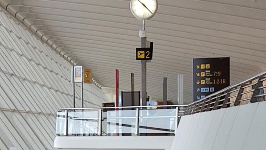 La Guardia Civil detiene en el aeropuerto de Bilbao a un pasajero violento que obligó a desviar un vuelo